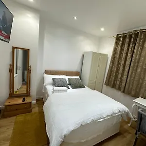 Beautiful Double With Free Wi-fi And Free Parking London